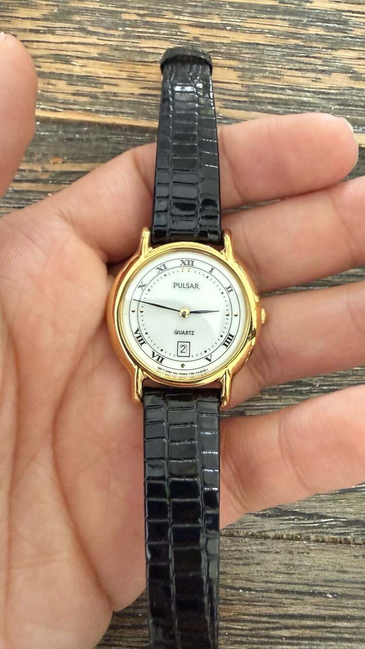 Vintage Pulsar Women's Gold Tone Quartz Watch with Roman Numerals and Date